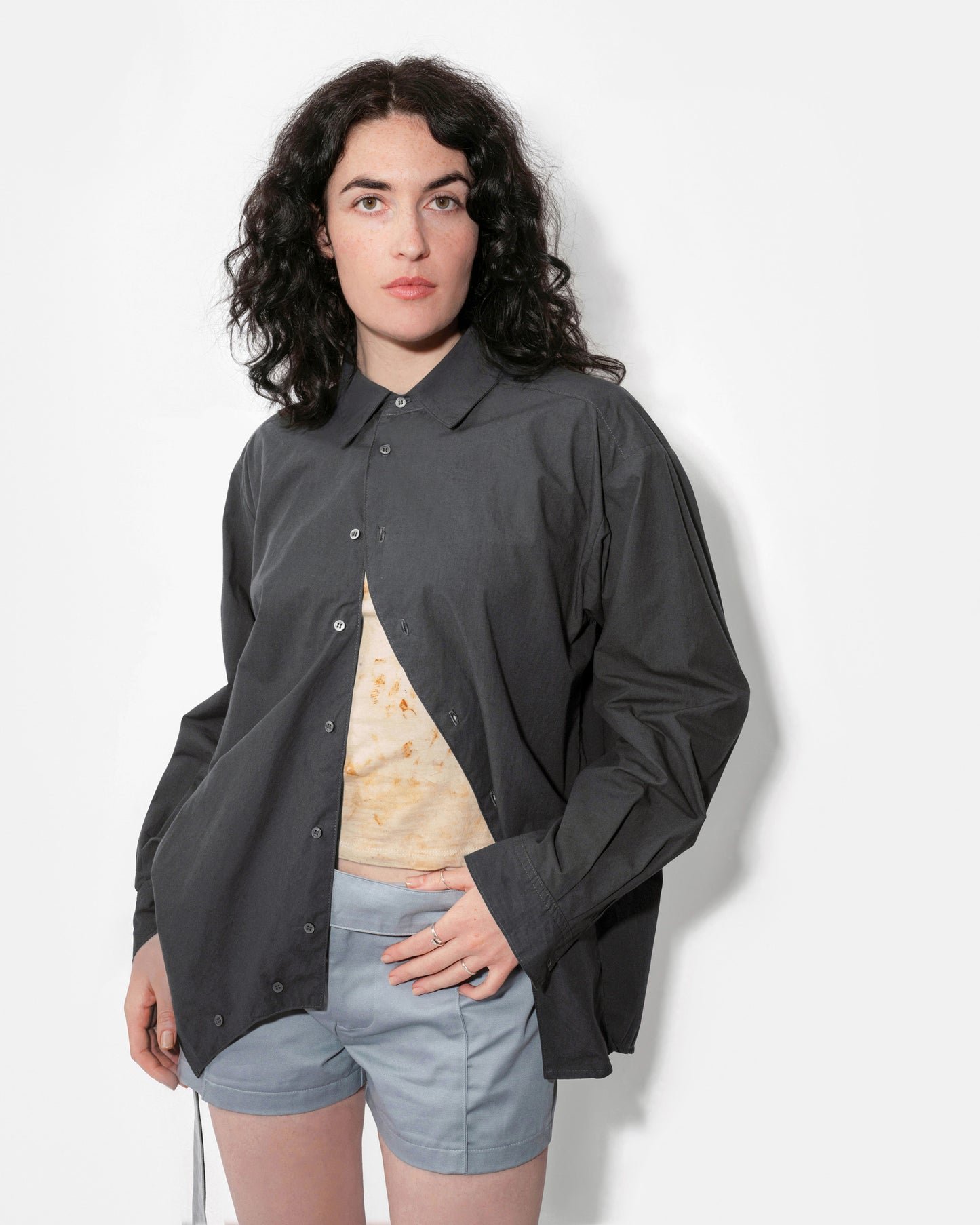 COSMO BUTTON UP IN CHARCOAL
