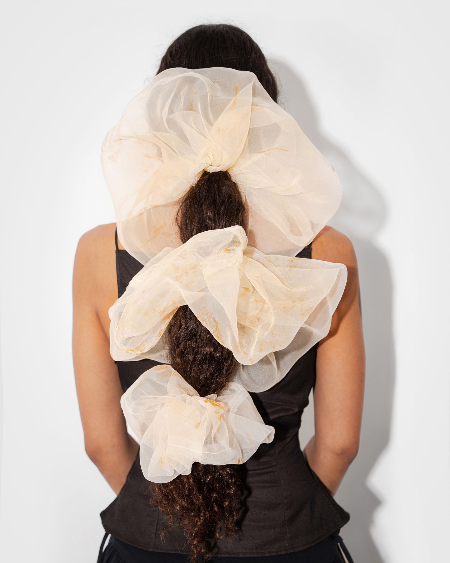 LUMINOUS SCRUNCHIE