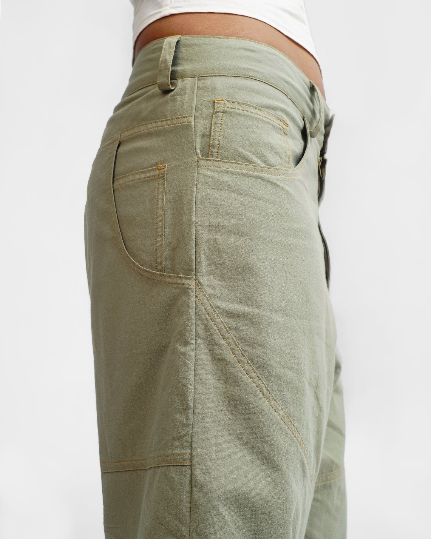 LEO SHORTS IN SOFT MOSS